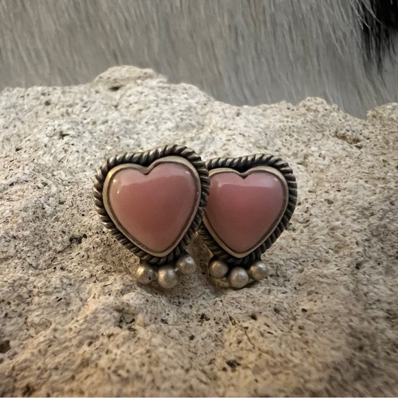 ❤️ Queen Pink Conch Heart Shaped Stud Earrings Matte Brushed Sterling Silver - Picture 11 of 14